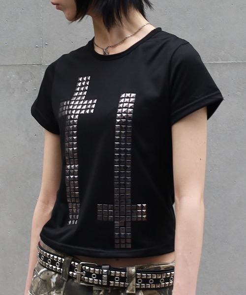 ATMARK(アットマーク)の「《3サイズ展開 / LADIES 》クロススタッズデザイン Tシャツ(Tシャツ/カットソー・レディース・ブラック・L/M/S)」の1枚目の写真
