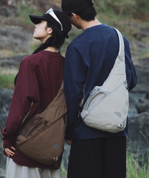 DAY CLOSET(デイ クローゼット)の「【軽量/撥水加工/ショルダー取り外し可】ワンポイントロゴ 台形 ボディバッグ レディース メンズ(ショルダーバッグ・レディース・カーキ/ブラック/ブラウン/グレー・ONE SIZE)」の12枚目の写真