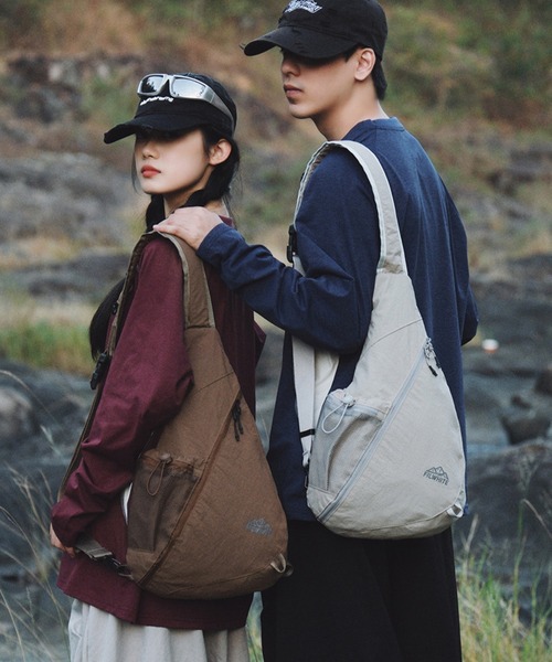 DAY CLOSET(デイ クローゼット)の「【軽量/撥水加工/ショルダー取り外し可】ワンポイントロゴ 台形 ボディバッグ レディース メンズ(ショルダーバッグ・レディース・カーキ/ブラック/ブラウン/グレー・ONE SIZE)」の13枚目の写真