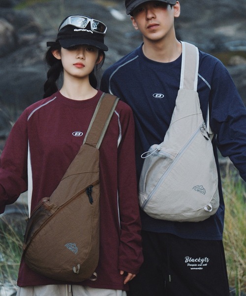 DAY CLOSET(デイ クローゼット)の「【軽量/撥水加工/ショルダー取り外し可】ワンポイントロゴ 台形 ボディバッグ レディース メンズ(ショルダーバッグ・レディース・カーキ/ブラック/ブラウン/グレー・ONE SIZE)」の14枚目の写真
