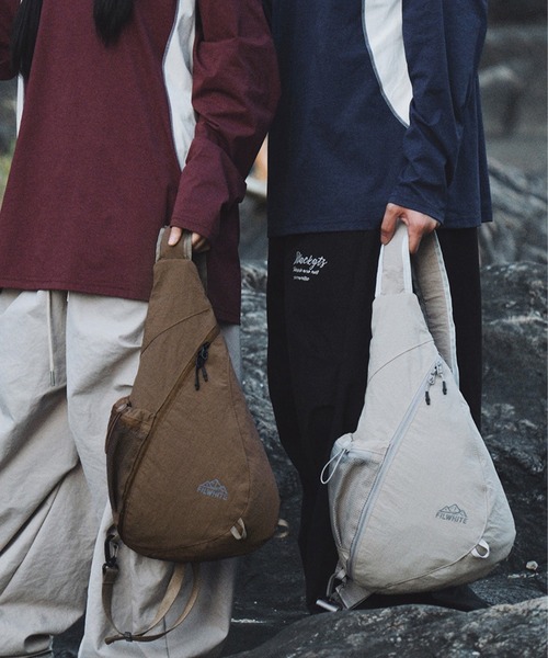 DAY CLOSET(デイ クローゼット)の「【軽量/撥水加工/ショルダー取り外し可】ワンポイントロゴ 台形 ボディバッグ レディース メンズ(ショルダーバッグ・レディース・カーキ/ブラック/ブラウン/グレー・ONE SIZE)」の15枚目の写真
