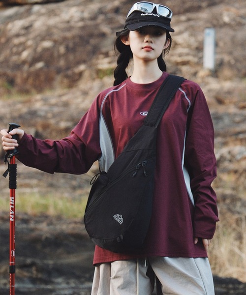 DAY CLOSET(デイ クローゼット)の「【軽量/撥水加工/ショルダー取り外し可】ワンポイントロゴ 台形 ボディバッグ レディース メンズ(ショルダーバッグ・レディース・カーキ/ブラック/ブラウン/グレー・ONE SIZE)」の6枚目の写真