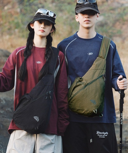 DAY CLOSET(デイ クローゼット)の「【軽量/撥水加工/ショルダー取り外し可】ワンポイントロゴ 台形 ボディバッグ レディース メンズ(ショルダーバッグ・レディース・カーキ/ブラック/ブラウン/グレー・ONE SIZE)」の9枚目の写真