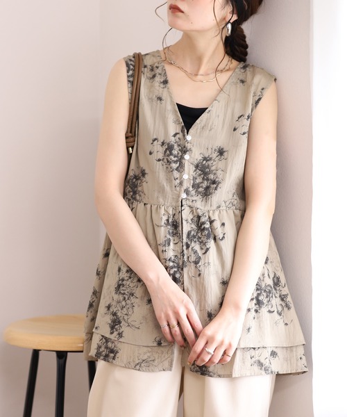 Arinomama(アリノママ)の「Arinomama 花柄シア ノースリブラウス(シャツ/ブラウス・レディース・ベージュ系/ブラウン系/スカイブルー系/ライトグリーン系・FREE)」の2枚目の写真