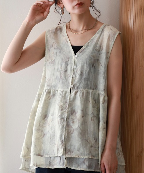Arinomama(アリノママ)の「Arinomama 花柄シア ノースリブラウス(シャツ/ブラウス・レディース・ベージュ系/ブラウン系/スカイブルー系/ライトグリーン系・FREE)」の3枚目の写真