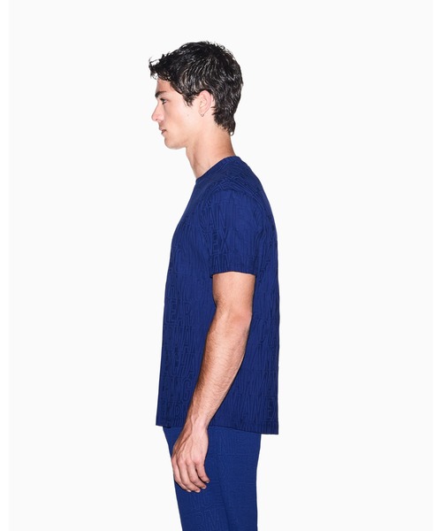 ARMANI EXCHANGE(アルマーニエクスチェンジ)の「【A|X アルマーニ エクスチェンジ】オールオーバージャカードロゴ レギュラーフィット 半袖クルーネックTシャツ/REGULAR(Tシャツ/カットソー・メンズ・ブラック/ブルー・X-SMALL/XX-LARGE/LARGE/X-LARGE/SMALL/MEDIUM)」の4枚目の写真