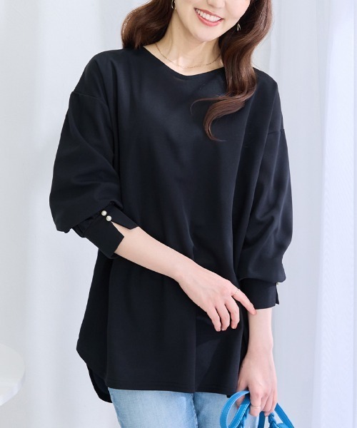alotta(アロッタ)の「【シワになりにくい】楽ちん×上品見え!パール付き裾ラウンドカットソートップス(シャツ/ブラウス・レディース・ワインレッド/ネイビー/モカ/ロイヤルブルー・M/L/LL)」の3枚目の写真