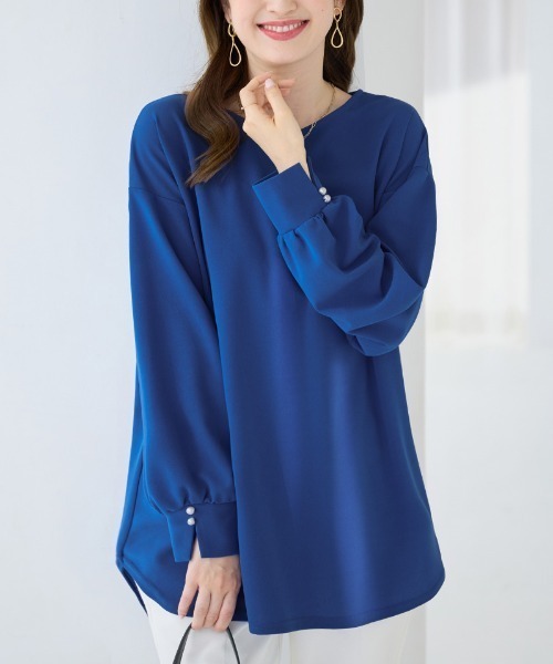alotta(アロッタ)の「【シワになりにくい】楽ちん×上品見え!パール付き裾ラウンドカットソートップス(シャツ/ブラウス・レディース・ワインレッド/ネイビー/モカ/ロイヤルブルー・M/L/LL)」の1枚目の写真