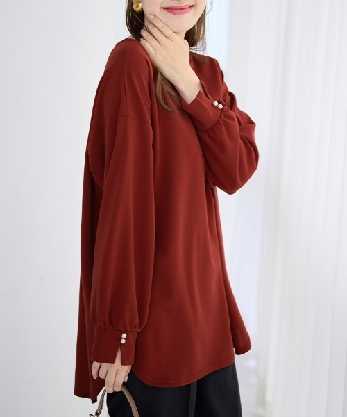 alotta(アロッタ)の「【シワになりにくい】楽ちん×上品見え!パール付き裾ラウンドカットソートップス(シャツ/ブラウス・レディース・ワインレッド/ネイビー/モカ/ロイヤルブルー・M/L/LL)」の11枚目の写真