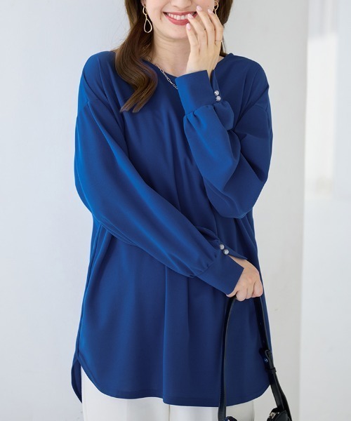 alotta(アロッタ)の「【シワになりにくい】楽ちん×上品見え!パール付き裾ラウンドカットソートップス(シャツ/ブラウス・レディース・ワインレッド/ネイビー/モカ/ロイヤルブルー・M/L/LL)」の17枚目の写真