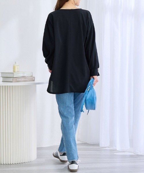 alotta(アロッタ)の「【シワになりにくい】楽ちん×上品見え!パール付き裾ラウンドカットソートップス(シャツ/ブラウス・レディース・ワインレッド/ネイビー/モカ/ロイヤルブルー・M/L/LL)」の9枚目の写真