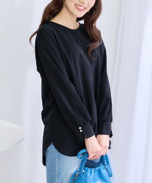 alotta(アロッタ)の「【シワになりにくい】楽ちん×上品見え!パール付き裾ラウンドカットソートップス(シャツ/ブラウス・レディース・ワインレッド/ネイビー/モカ/ロイヤルブルー・M/L/LL)」の7枚目の写真