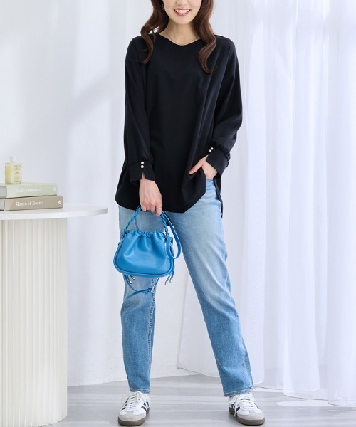 alotta(アロッタ)の「【シワになりにくい】楽ちん×上品見え!パール付き裾ラウンドカットソートップス(シャツ/ブラウス・レディース・ワインレッド/ネイビー/モカ/ロイヤルブルー・M/L/LL)」の8枚目の写真