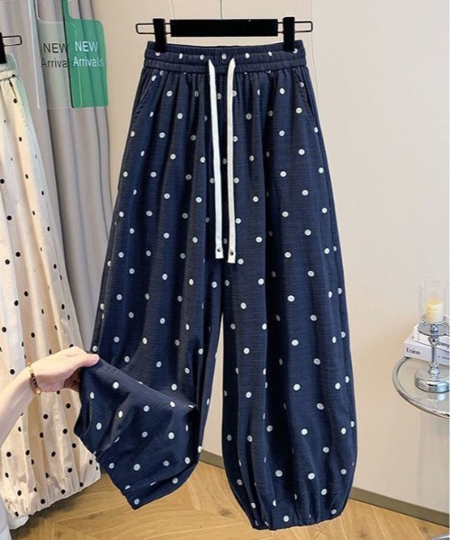 &soiree(アンドソワレ)の「ドット柄イージーハイウエストバルーンパンツ(その他パンツ・レディース・ネイビー/オフホワイト・LARGE/MEDIUM/X-LARGE)」の2枚目の写真