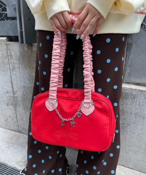 HELLO.SANFRANCISCO(ハローサンフランシスコ)の「【HELLO.SANFRANCISCO】チャーム付きギャザーハンドルボストン(ボストンバッグ・レディース・レッド/ブラウン・ONE SIZE)」の2枚目の写真