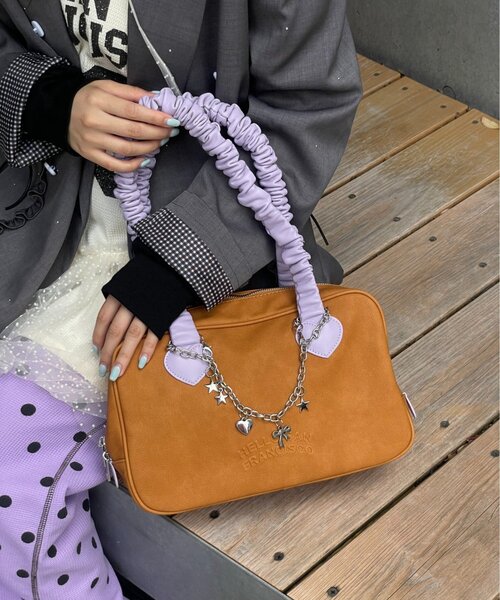 HELLO.SANFRANCISCO(ハローサンフランシスコ)の「【HELLO.SANFRANCISCO】チャーム付きギャザーハンドルボストン(ボストンバッグ・レディース・レッド/ブラウン・ONE SIZE)」の19枚目の写真