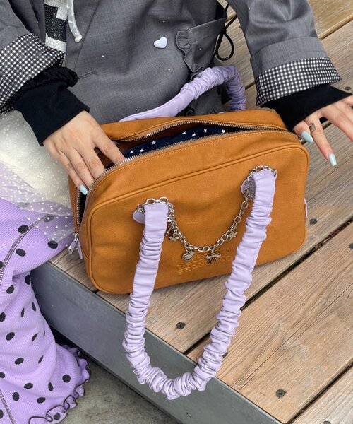 HELLO.SANFRANCISCO(ハローサンフランシスコ)の「【HELLO.SANFRANCISCO】チャーム付きギャザーハンドルボストン(ボストンバッグ・レディース・レッド/ブラウン・ONE SIZE)」の18枚目の写真