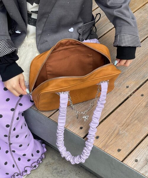 HELLO.SANFRANCISCO(ハローサンフランシスコ)の「【HELLO.SANFRANCISCO】チャーム付きギャザーハンドルボストン(ボストンバッグ・レディース・レッド/ブラウン・ONE SIZE)」の17枚目の写真