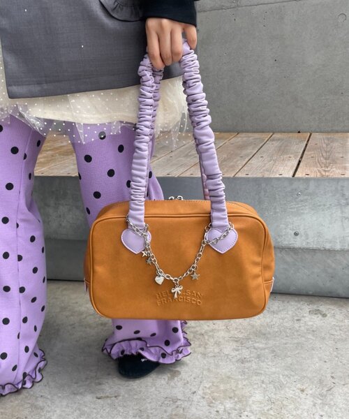 HELLO.SANFRANCISCO(ハローサンフランシスコ)の「【HELLO.SANFRANCISCO】チャーム付きギャザーハンドルボストン(ボストンバッグ・レディース・レッド/ブラウン・ONE SIZE)」の3枚目の写真
