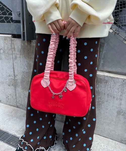 HELLO.SANFRANCISCO(ハローサンフランシスコ)の「【HELLO.SANFRANCISCO】チャーム付きギャザーハンドルボストン(ボストンバッグ・レディース・レッド/ブラウン・ONE SIZE)」の5枚目の写真