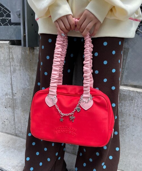 HELLO.SANFRANCISCO(ハローサンフランシスコ)の「【HELLO.SANFRANCISCO】チャーム付きギャザーハンドルボストン(ボストンバッグ・レディース・レッド/ブラウン・ONE SIZE)」の6枚目の写真