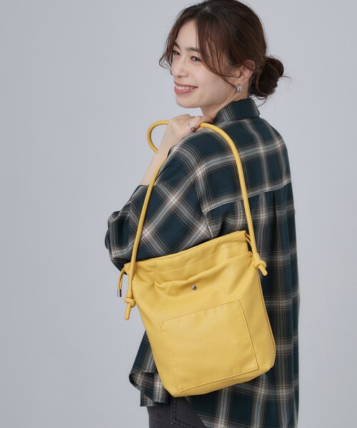 SHOO・LA・RUE(シューラルー)の「巾着ミニショルダーバッグ(ショルダーバッグ・レディース・イエロー/ブラック/ナチュラル・00)」の3枚目の写真