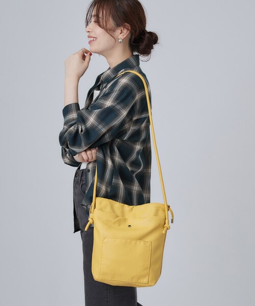 SHOO・LA・RUE(シューラルー)の「巾着ミニショルダーバッグ(ショルダーバッグ・レディース・イエロー/ブラック/ナチュラル・00)」の6枚目の写真