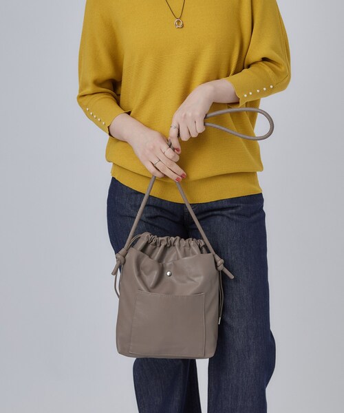 SHOO・LA・RUE(シューラルー)の「巾着ミニショルダーバッグ(ショルダーバッグ・レディース・イエロー/ブラック/ナチュラル・00)」の8枚目の写真