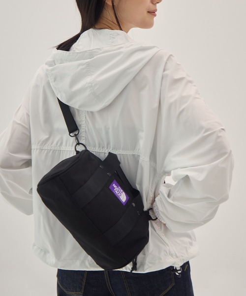 THE NORTH FACE PURPLE LABEL(ザ ノースフェイス パープルレーベル)の「【THE NORTH FACE PURPLE LABEL/ザ・ノース・フェイス パープルレーベル】Field Demi Duffle Bag/フィールド デミ ダッフルバッグ//通勤/軽量/2WAY/サブバック/手持ち/肩掛け(ショルダーバッグ・レディース・ブラウン/ブラック/ライトグレー・FREE)」の2枚目の写真