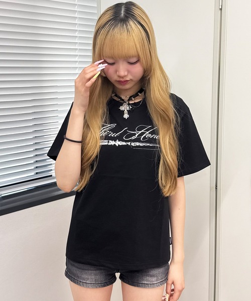 ATMARK(アットマーク)の「<2サイズ展開 / ユニセックス>ATMARK アソート オリジナル ブラック半袖Tシャツ ラインストーン トライバル ラメ刺繍(Tシャツ/カットソー・メンズ・ブラック/ブラック系2/ブラック系3・M/L)」の3枚目の写真