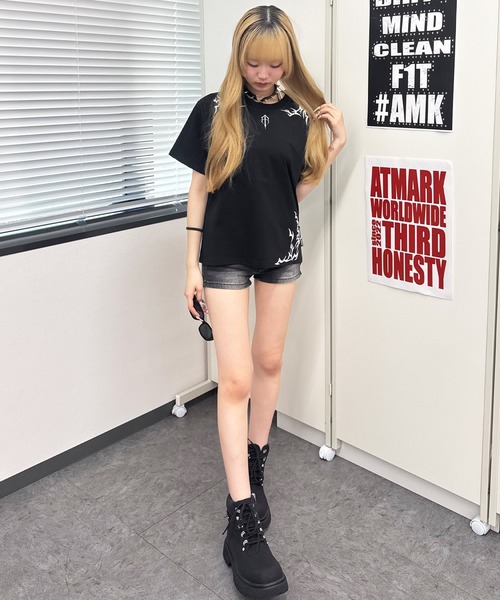 ATMARK(アットマーク)の「<2サイズ展開 / ユニセックス>ATMARK アソート オリジナル ブラック半袖Tシャツ ラインストーン トライバル ラメ刺繍(Tシャツ/カットソー・メンズ・ブラック/ブラック系2/ブラック系3・M/L)」の4枚目の写真