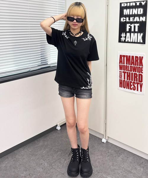 ATMARK(アットマーク)の「<2サイズ展開 / ユニセックス>ATMARK アソート オリジナル ブラック半袖Tシャツ ラインストーン トライバル ラメ刺繍(Tシャツ/カットソー・メンズ・ブラック/ブラック系2/ブラック系3・M/L)」の5枚目の写真