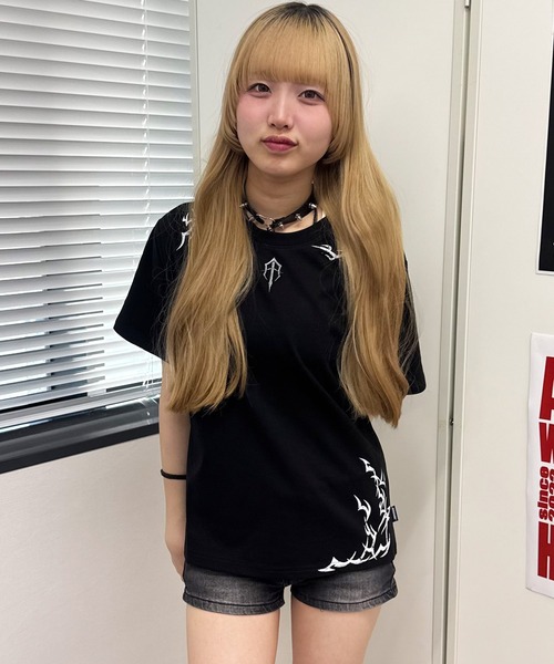 ATMARK(アットマーク)の「<2サイズ展開 / ユニセックス>ATMARK アソート オリジナル ブラック半袖Tシャツ ラインストーン トライバル ラメ刺繍(Tシャツ/カットソー・メンズ・ブラック/ブラック系2/ブラック系3・M/L)」の6枚目の写真