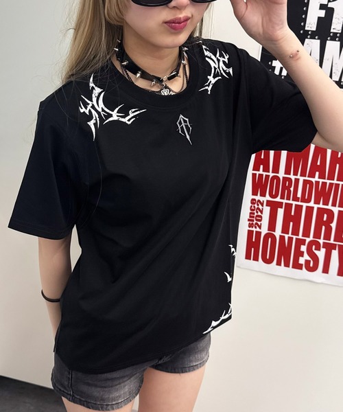 ATMARK(アットマーク)の「<2サイズ展開 / ユニセックス>ATMARK アソート オリジナル ブラック半袖Tシャツ ラインストーン トライバル ラメ刺繍(Tシャツ/カットソー・メンズ・ブラック/ブラック系2/ブラック系3・M/L)」の9枚目の写真