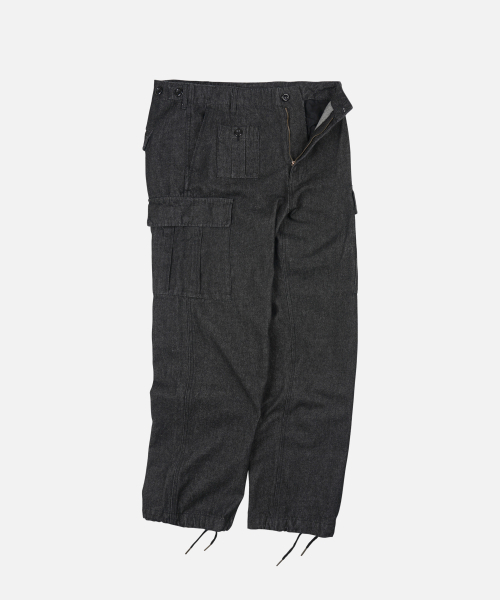 FRIZMWORKS(フリズムワークス)の「ARMY POCKET CARGO PANTS _ BLACK DENIM(デニムパンツ・メンズ・その他・SMALL/MEDIUM/LARGE/X-LARGE)」の2枚目の写真