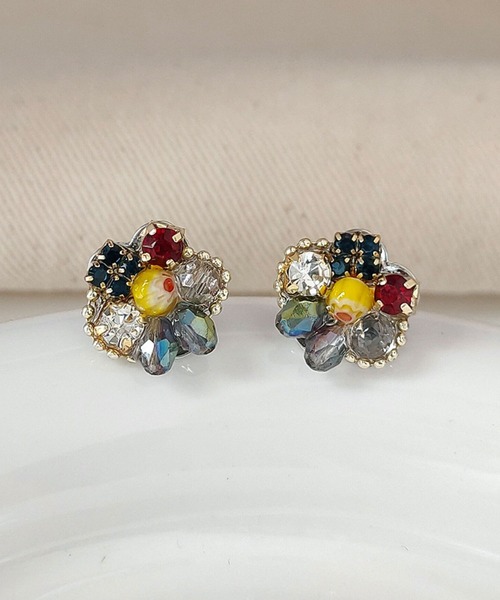 yu-ka（ユーカ）の「YU-KA:ビジューフラワーピアス Jeweled flower earrings（ピアス（両耳用）・レディース・ゴールド・FREE）」の2枚目の写真