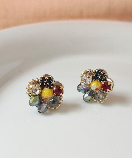 yu-ka（ユーカ）の「YU-KA:ビジューフラワーピアス Jeweled flower earrings（ピアス（両耳用）・レディース・ゴールド・FREE）」の3枚目の写真