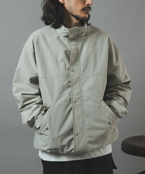 ITEMS URBANRESEARCH(アイテムズ アーバンリサーチ)の「『防風/撥水』ナイロンスタンドネックミリタリーブルゾン(ブルゾン・メンズ・ブラック/カーキ/グレー系その他・MEDIUM/LARGE)」の2枚目の写真
