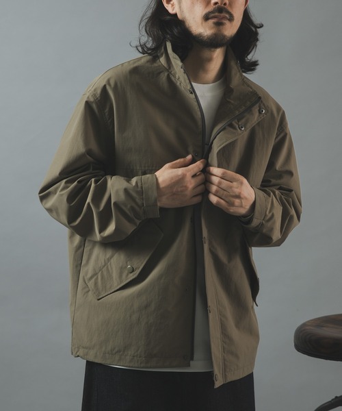 ITEMS URBANRESEARCH(アイテムズ アーバンリサーチ)の「『防風/撥水』ナイロンスタンドネックミリタリーブルゾン(ブルゾン・メンズ・ブラック/カーキ/グレー系その他・MEDIUM/LARGE)」の3枚目の写真