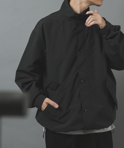 ITEMS URBANRESEARCH(アイテムズ アーバンリサーチ)の「『防風/撥水』ナイロンスタンドネックミリタリーブルゾン(ブルゾン・メンズ・ブラック/カーキ/グレー系その他・MEDIUM/LARGE)」の1枚目の写真