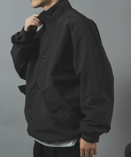ITEMS URBANRESEARCH(アイテムズ アーバンリサーチ)の「『防風/撥水』ナイロンスタンドネックミリタリーブルゾン(ブルゾン・メンズ・ブラック/カーキ/グレー系その他・MEDIUM/LARGE)」の6枚目の写真