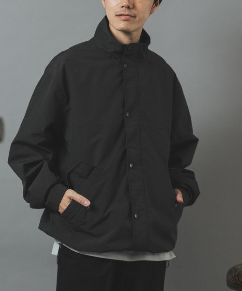 ITEMS URBANRESEARCH(アイテムズ アーバンリサーチ)の「『防風/撥水』ナイロンスタンドネックミリタリーブルゾン(ブルゾン・メンズ・ブラック/カーキ/グレー系その他・MEDIUM/LARGE)」の4枚目の写真