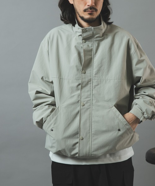 ITEMS URBANRESEARCH(アイテムズ アーバンリサーチ)の「『防風/撥水』ナイロンスタンドネックミリタリーブルゾン(ブルゾン・メンズ・ブラック/カーキ/グレー系その他・MEDIUM/LARGE)」の21枚目の写真