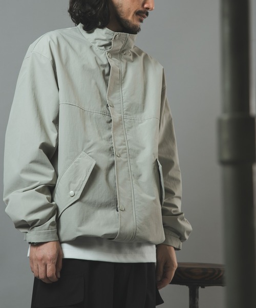 ITEMS URBANRESEARCH(アイテムズ アーバンリサーチ)の「『防風/撥水』ナイロンスタンドネックミリタリーブルゾン(ブルゾン・メンズ・ブラック/カーキ/グレー系その他・MEDIUM/LARGE)」の22枚目の写真