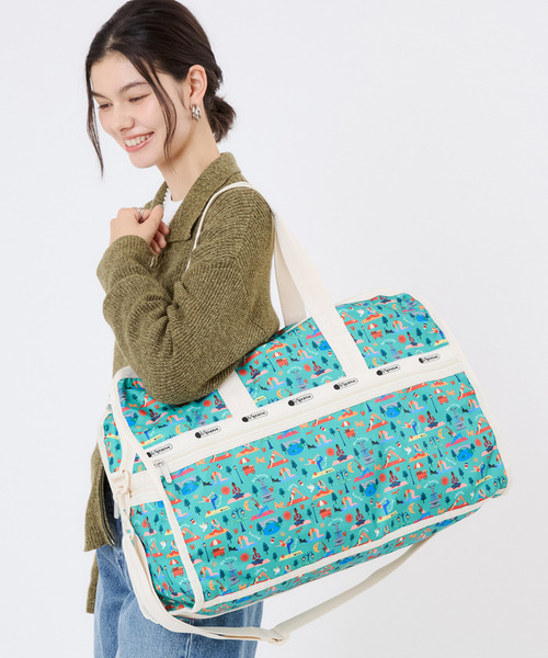 LeSportsac(レスポートサック)の「DELUXE LG WEEKENDER レッツドゥーヨガ(ボストンバッグ・レディース・グリーン・FREE)」の1枚目の写真