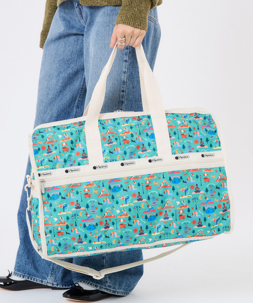 LeSportsac(レスポートサック)の「DELUXE LG WEEKENDER レッツドゥーヨガ(ボストンバッグ・レディース・グリーン・FREE)」の2枚目の写真