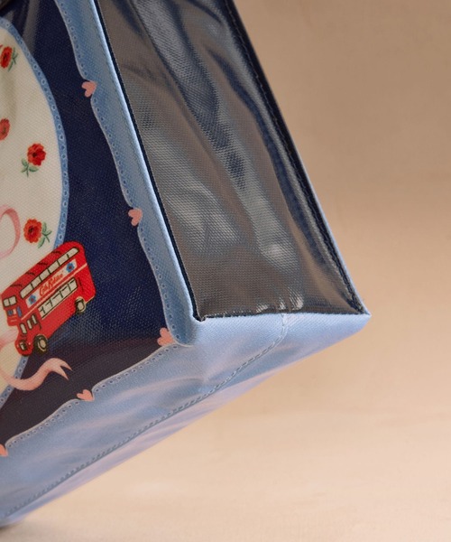 Cath Kidston(キャスキッドソン)の「スモール ブックバッグ London Crest(トートバッグ・レディース・ブルー・FREE)」の4枚目の写真