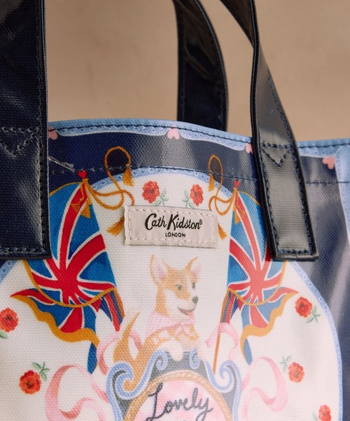 Cath Kidston(キャスキッドソン)の「スモール ブックバッグ London Crest(トートバッグ・レディース・ブルー・FREE)」の5枚目の写真