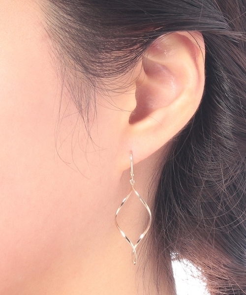 COCOSHNIK（ココシュニック）の「K10ポリッシュS字 フックピアスM（ピアス（両耳用）・レディース・イエローゴールド・00）」の4枚目の写真