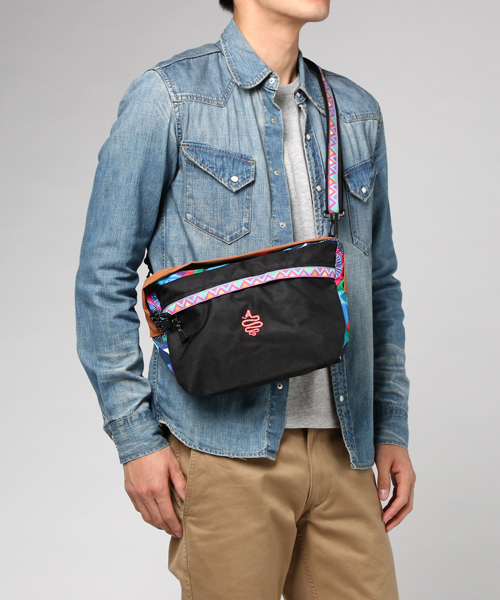 ALDIES（アールディーズ）の「Please Shoulder Bag（ショルダーバッグ・メンズ・ブラック/オリーブ/ネイビー/パープル/オレンジ・FREE）」の6枚目の写真